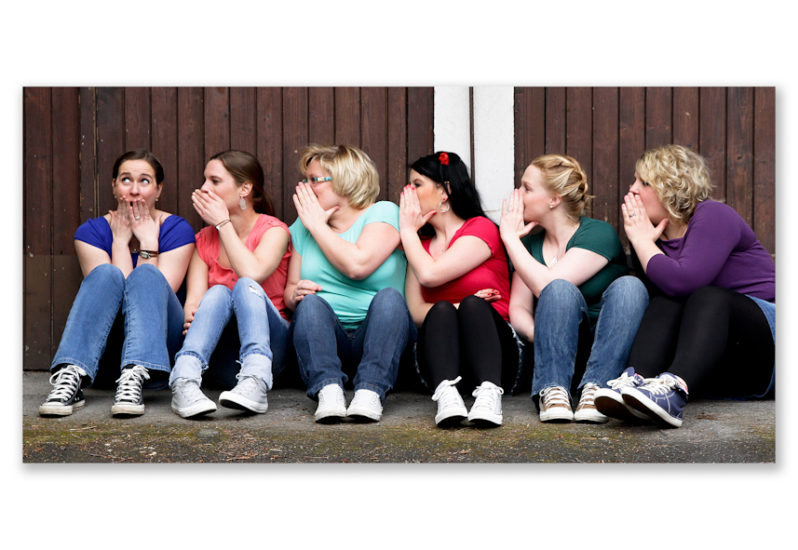 junge Frauen im sitzen stille post JGA BFF Frauen Dortmund