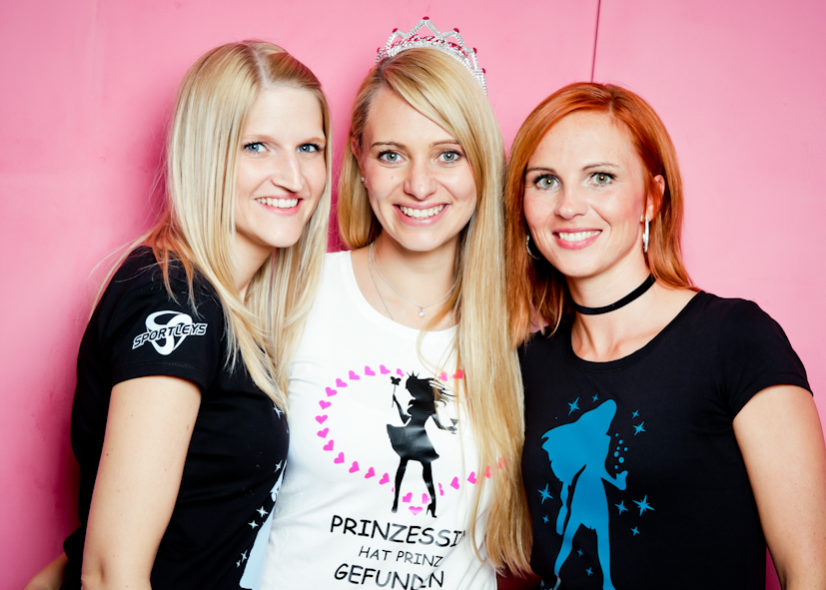 3 Freundinnen vor roas Hintergrund JGA im Fotostudio Dortmund