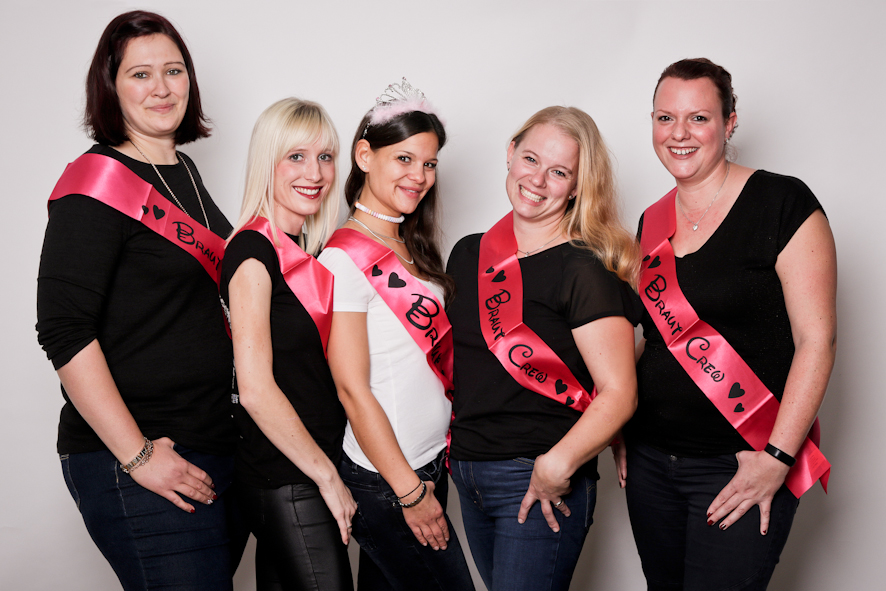 Fotoshooting als JGA 5 Frauen mit JGA Schärpe