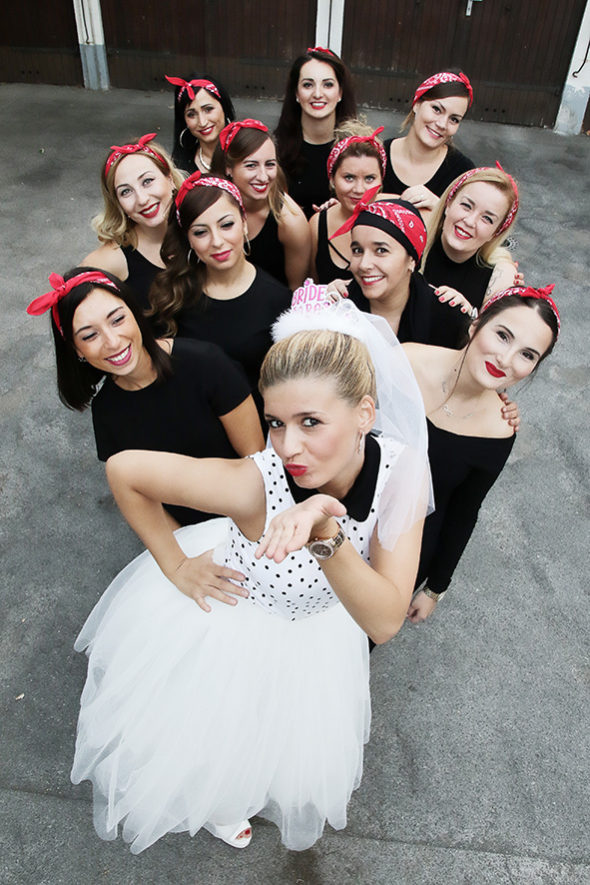 Fotoshooting als JGA eine Gruppe von Frauen von oben