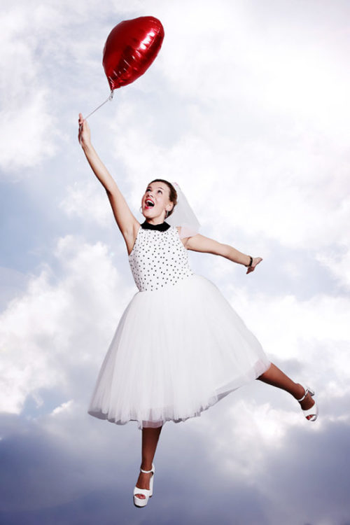 Braut hängt an einem Ballon vor Wolkenhintergrund Studiofoto Fotoparty JGA