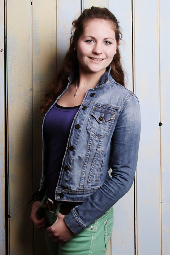 Portrait Petra Coddington junge Frau vor Bretterwand Fotoparty beste Freundinnen BFF Shooting