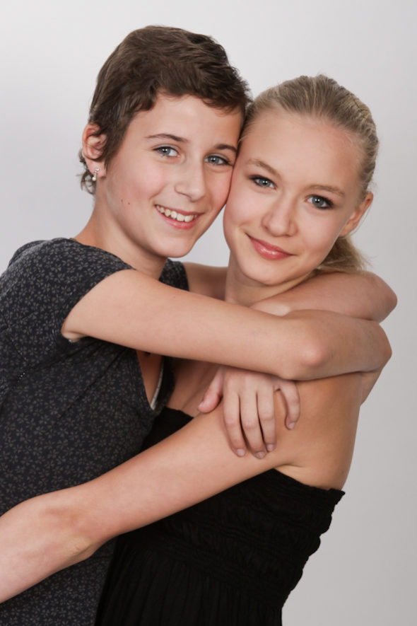 Fotoshooting 2 Mädchen umarmen sich