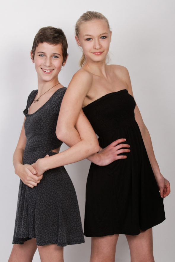2 Mädchen umarmen sich Fotoshooting Kidnergeburtstag Teenger Geburtstag Dortmund Fotoparty Fotografin
