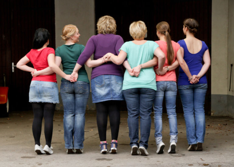 Fotoparty JGA 6 Frauen Fotoparty von hinten Arme verkreuzt Junggesellinnen Abschied Fotoshooting Fotograf Dortmund