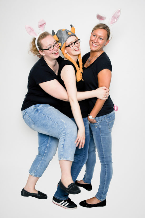 Teenager Geburtstag im Fotostudio 3 Freundinnen umarmen sich lachend Kindergeburtstag Dortmund Fotostudio Idee JGA Fotoshoot