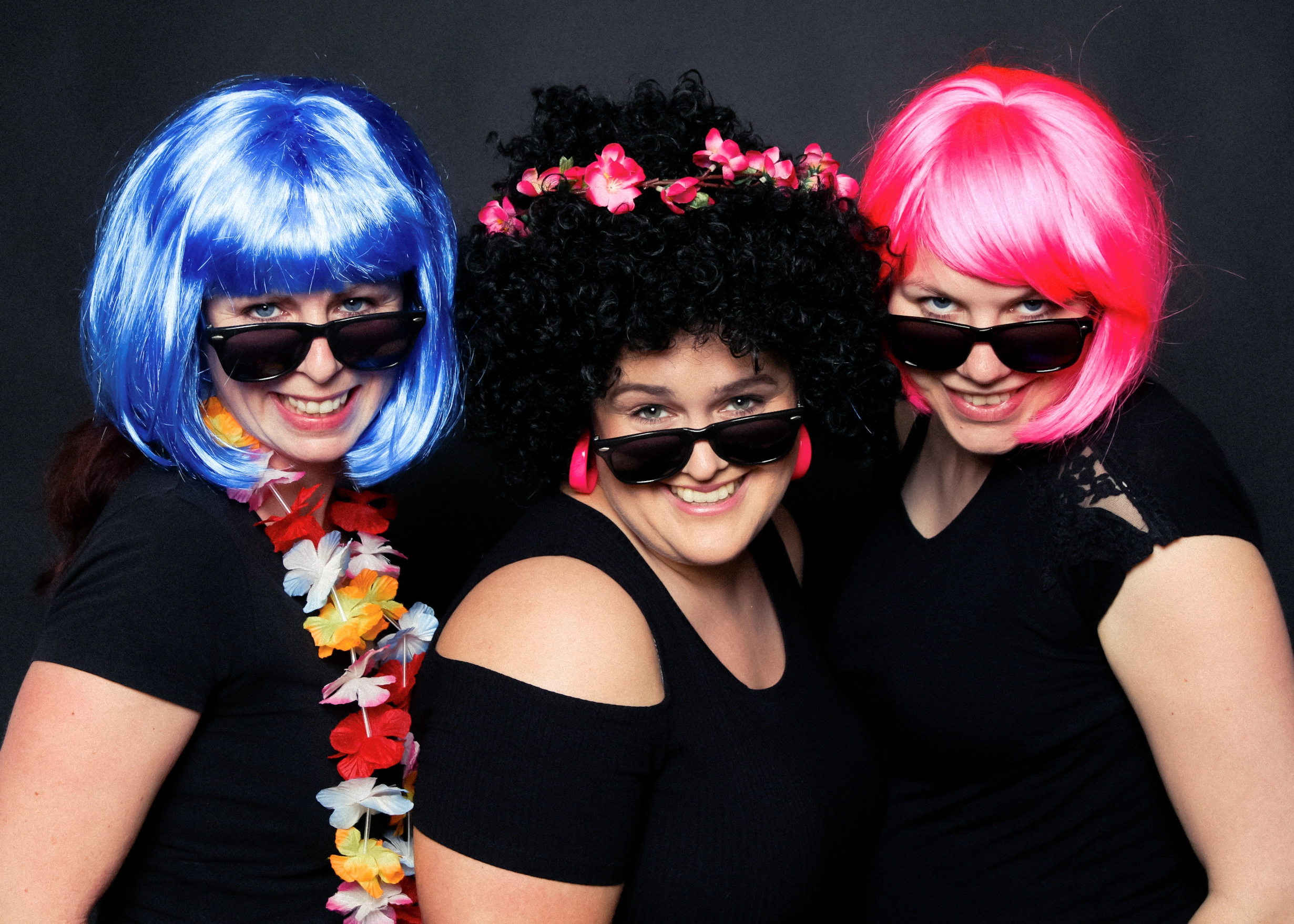 Fotoshooting als JGA lachende Frauen mit bunten Perücken Dortmund