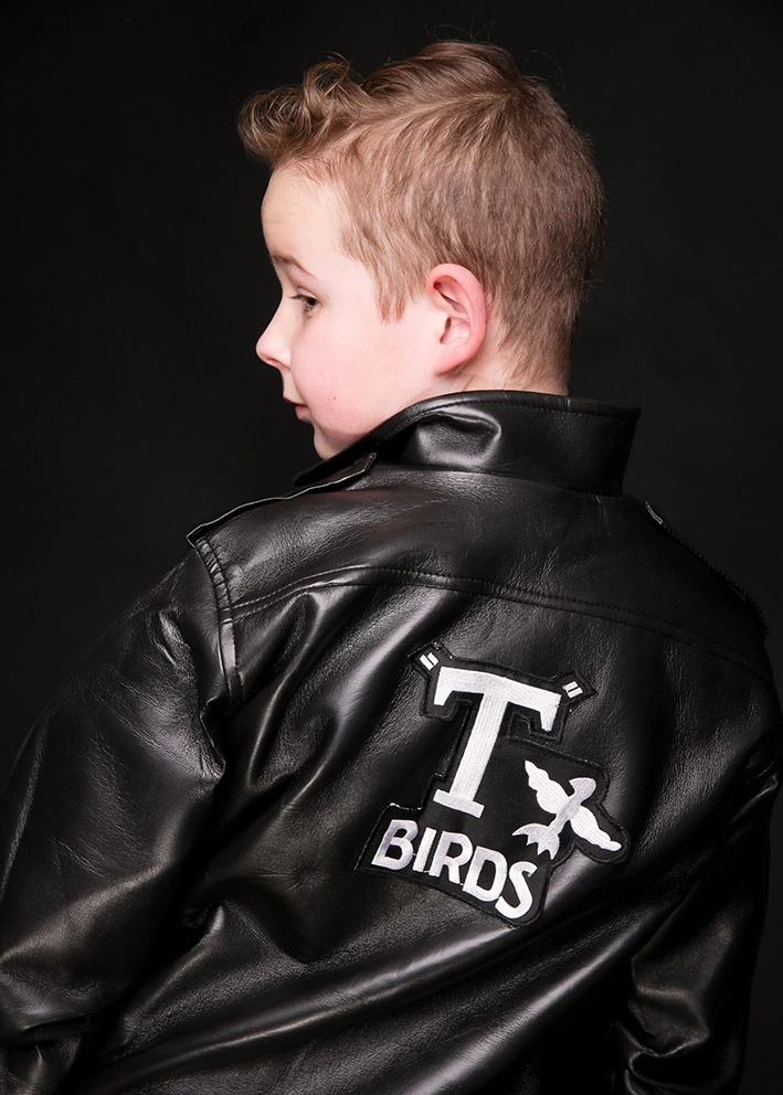 Kindergeburtstag ein Junge in Lederjacke von hinten